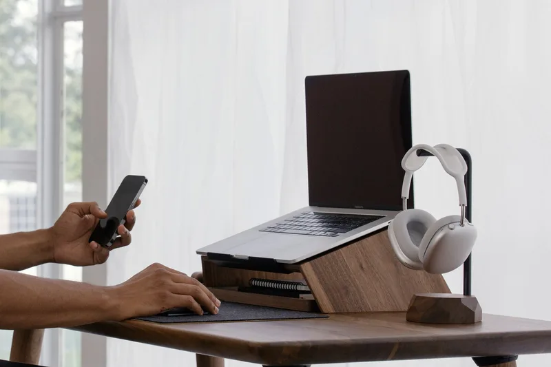 Oakywood Handcrafted Walnut Headphone Stand